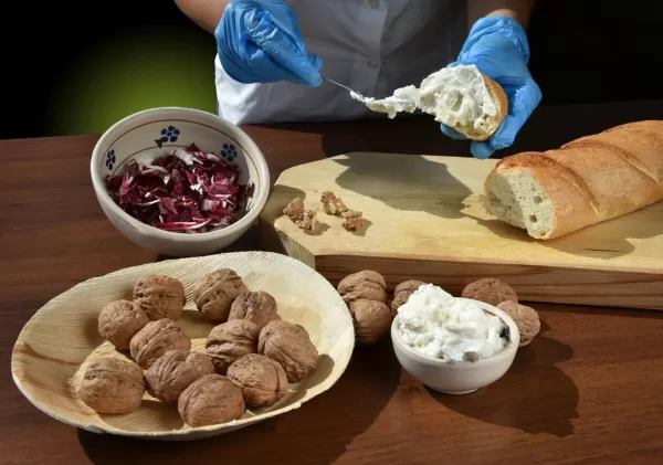 Crouton with gorgonzola cream, radicchio and walnuts