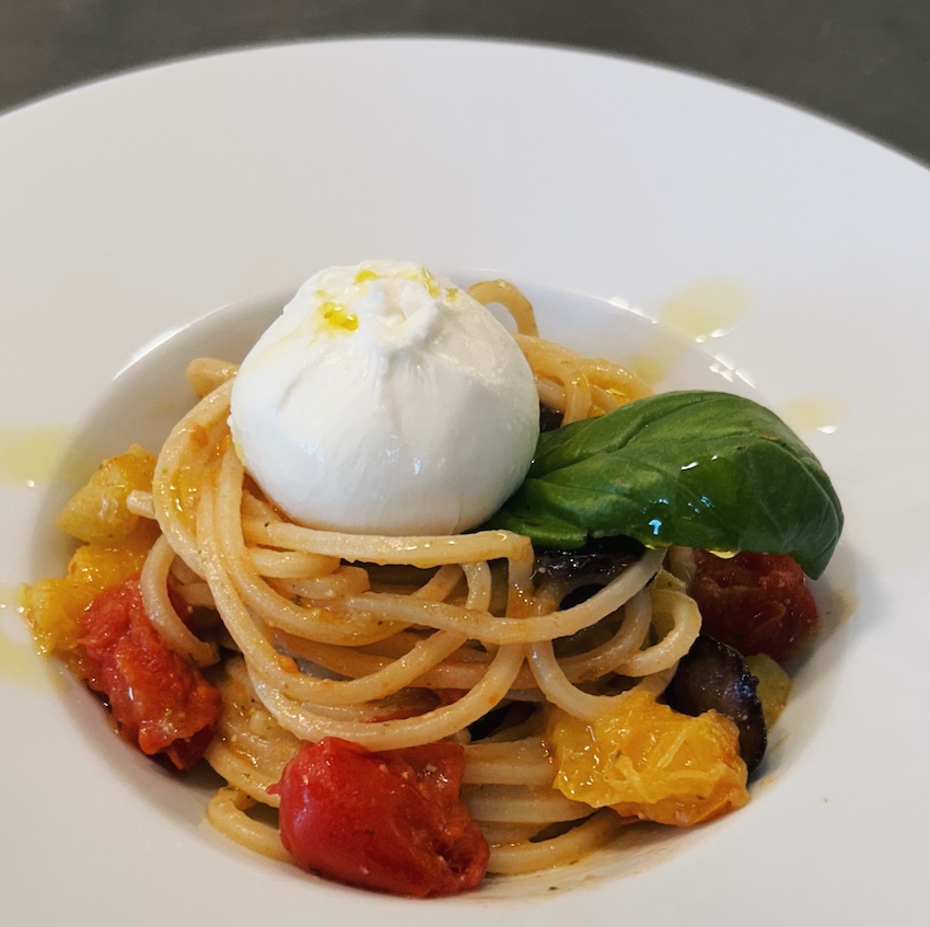 Spaghettone alla Siciliana con burrata